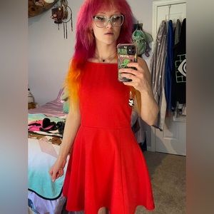 Cute alter neckline short dress. I’m a size 2 so it fit’s pretty loss on me.